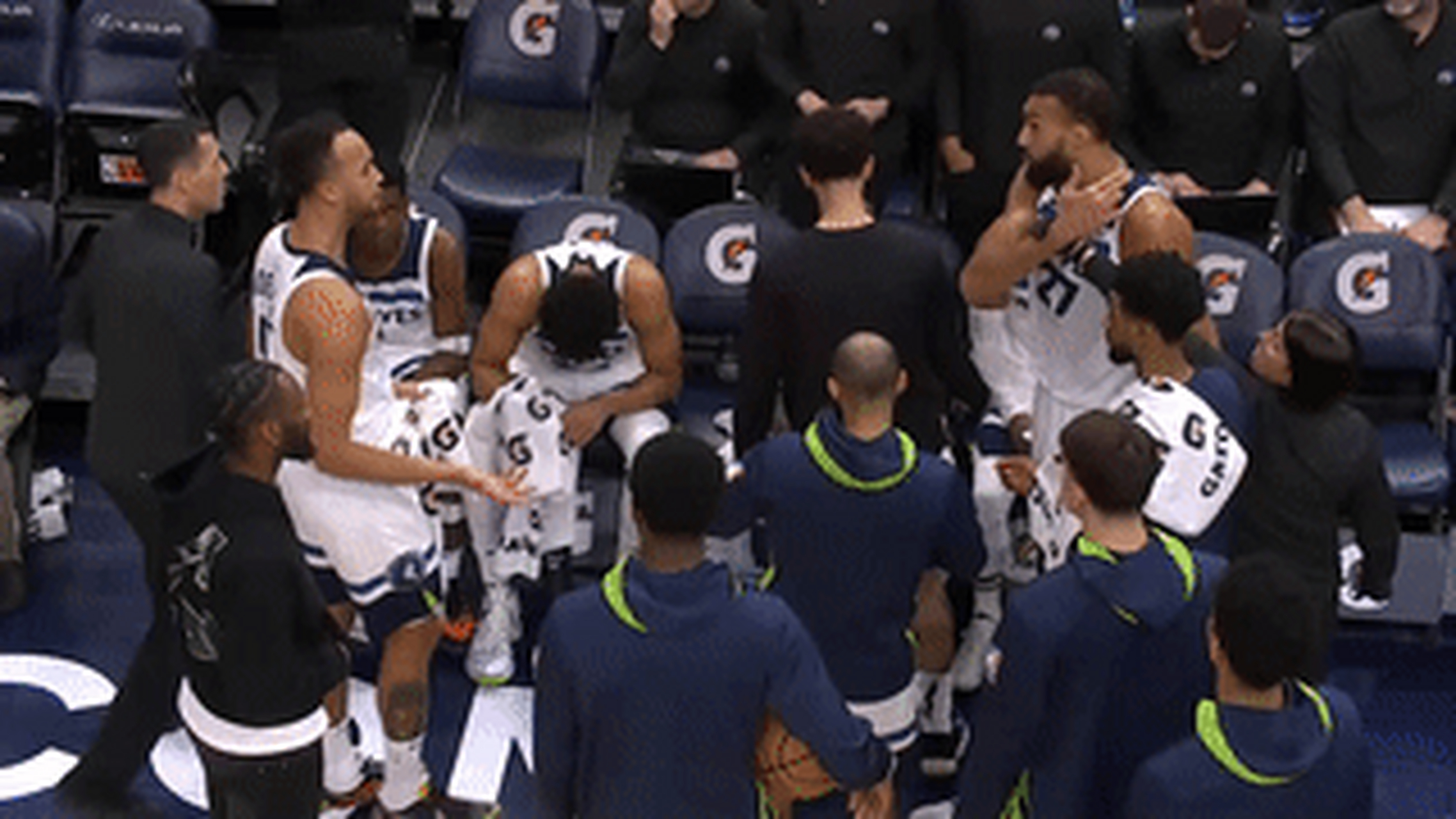 乐鱼-鹈鹕鏖战雄鹿，戈贝尔统治全场的简单介绍